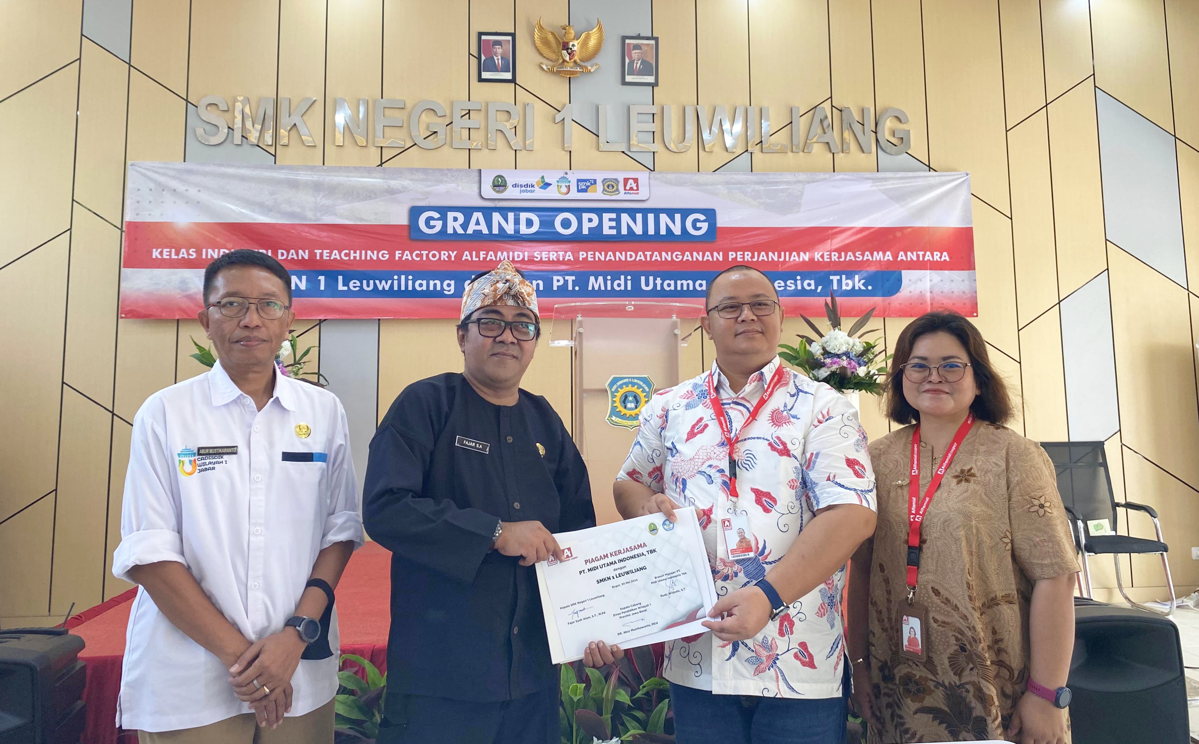 Peresmian program pendidikan ritel Alfamidi Class dan pembangunan Teaching Factory di SMKN 1 Leuwiliang Kabupaten Bogor, Kamis (30/5/2024).