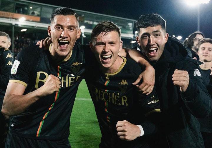 Jay Idzes (kanan) selebrasi setelah memastikan Venezia promoso ke Seri A Italia musim depan.