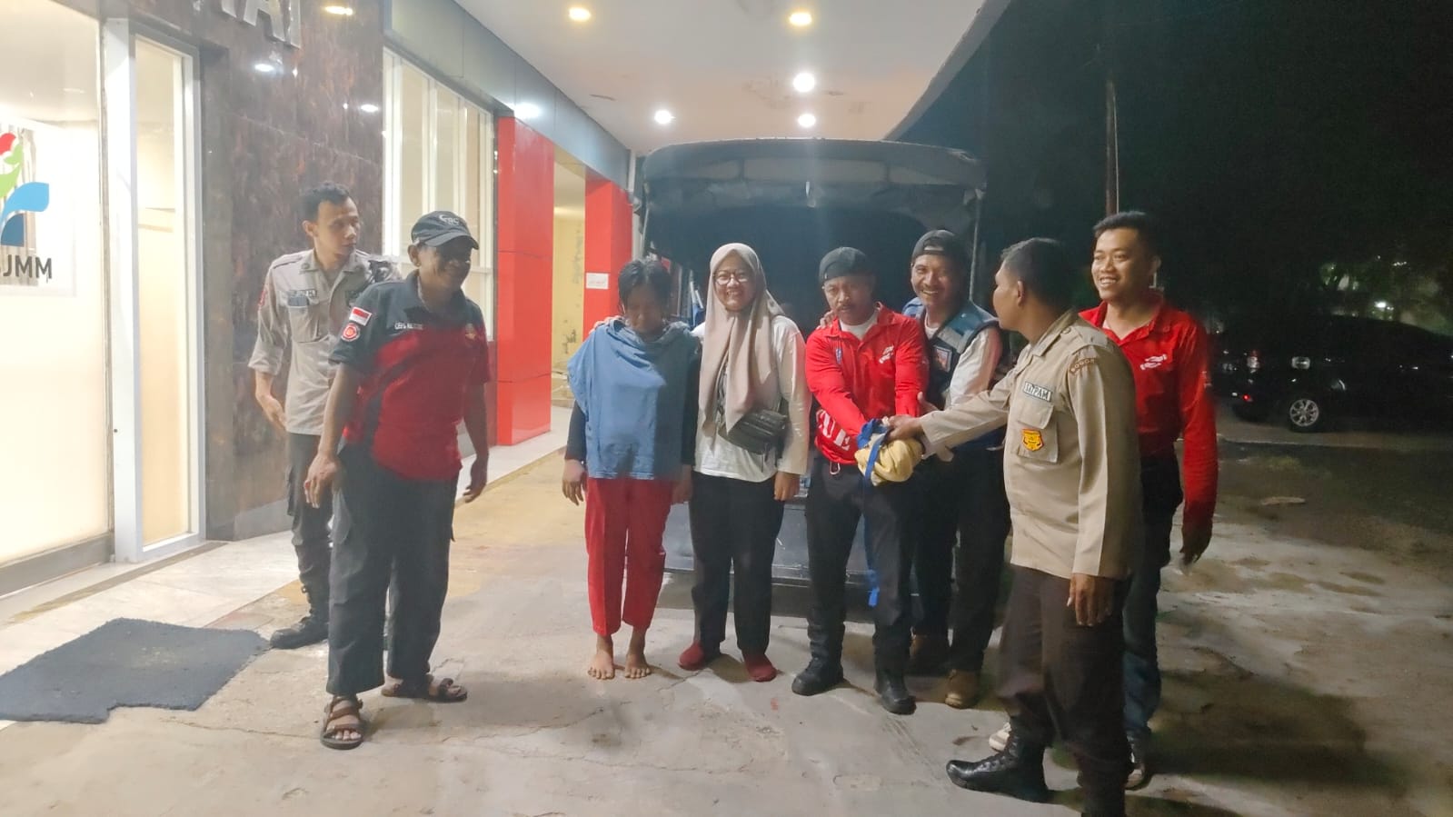 Tim Reaksi Cepat Dinsos Kota Bogor saat membawa wanita ODGJ ke RSJMM.