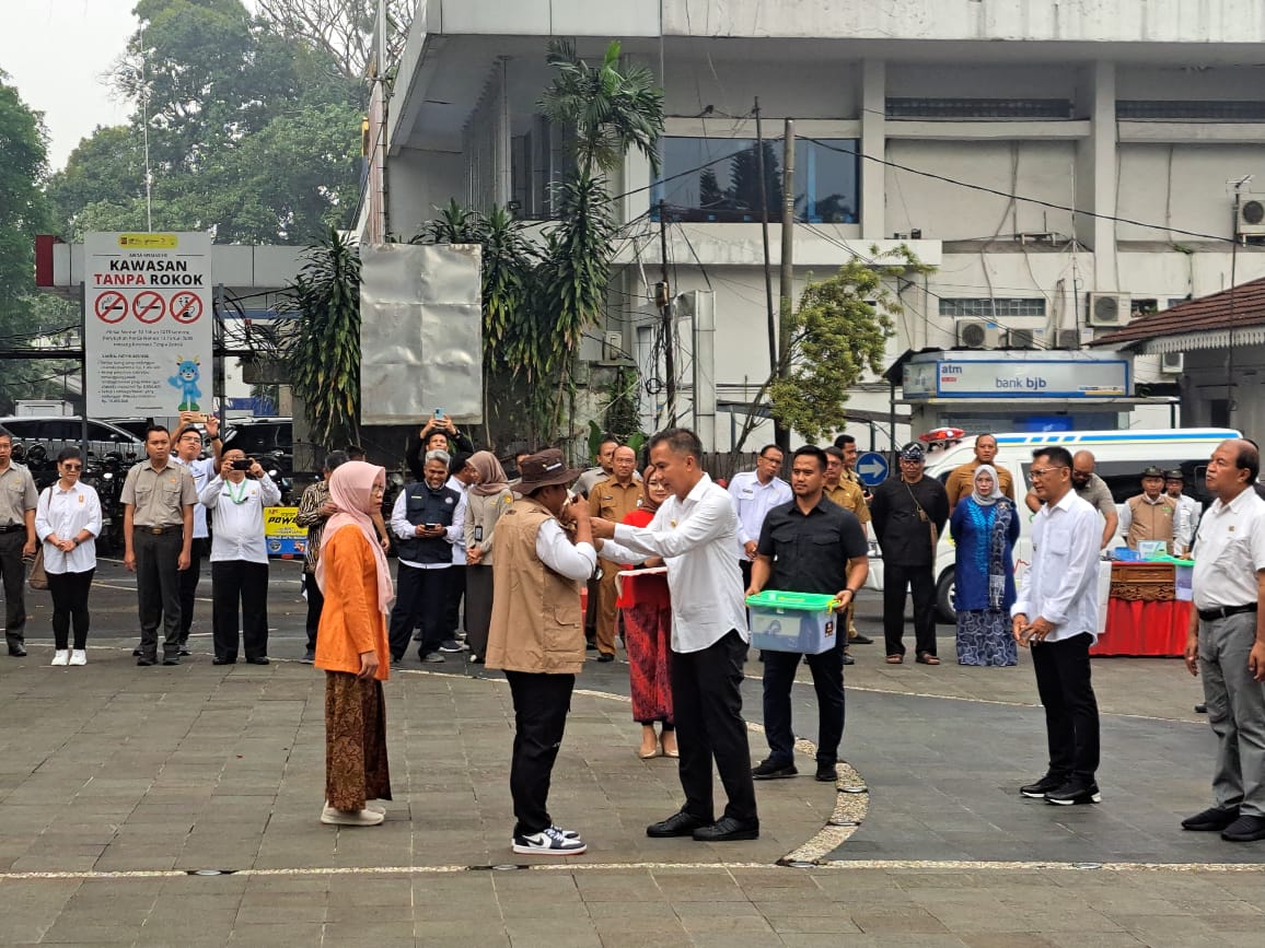 Pelepasan Pemeriksa Hewan Kurban oleh Pj Gubernur Jawa Barat, Bey Machmudin di Balai Kota Bogor, Senin (3/5/2024).