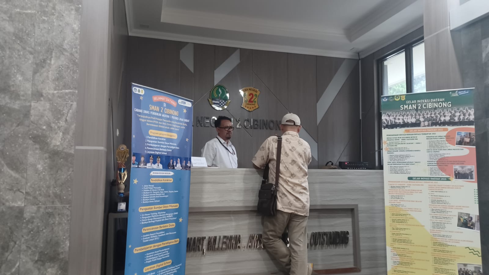 Ratusan orang tua siswa datangi SMAN 2 Cibinong Bogor, keluhkan sulitnya akses website PPDB.
