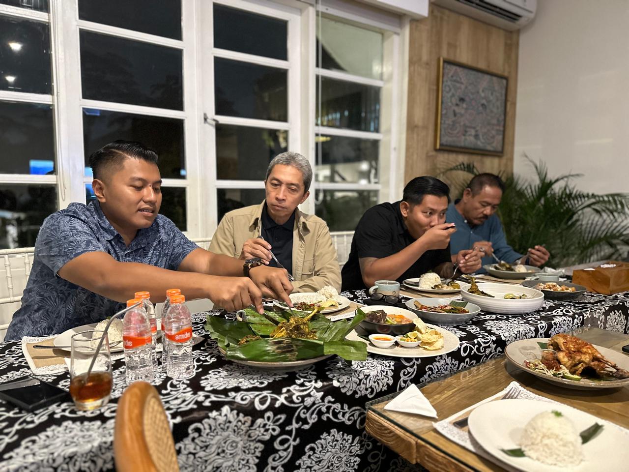 Ade Bhakti Calon Walikota Semarang (kiri) makan bersama dengan Calon Walikota Bogor Dedie A Rachim di kawasan Sempur Kota Bogor.
