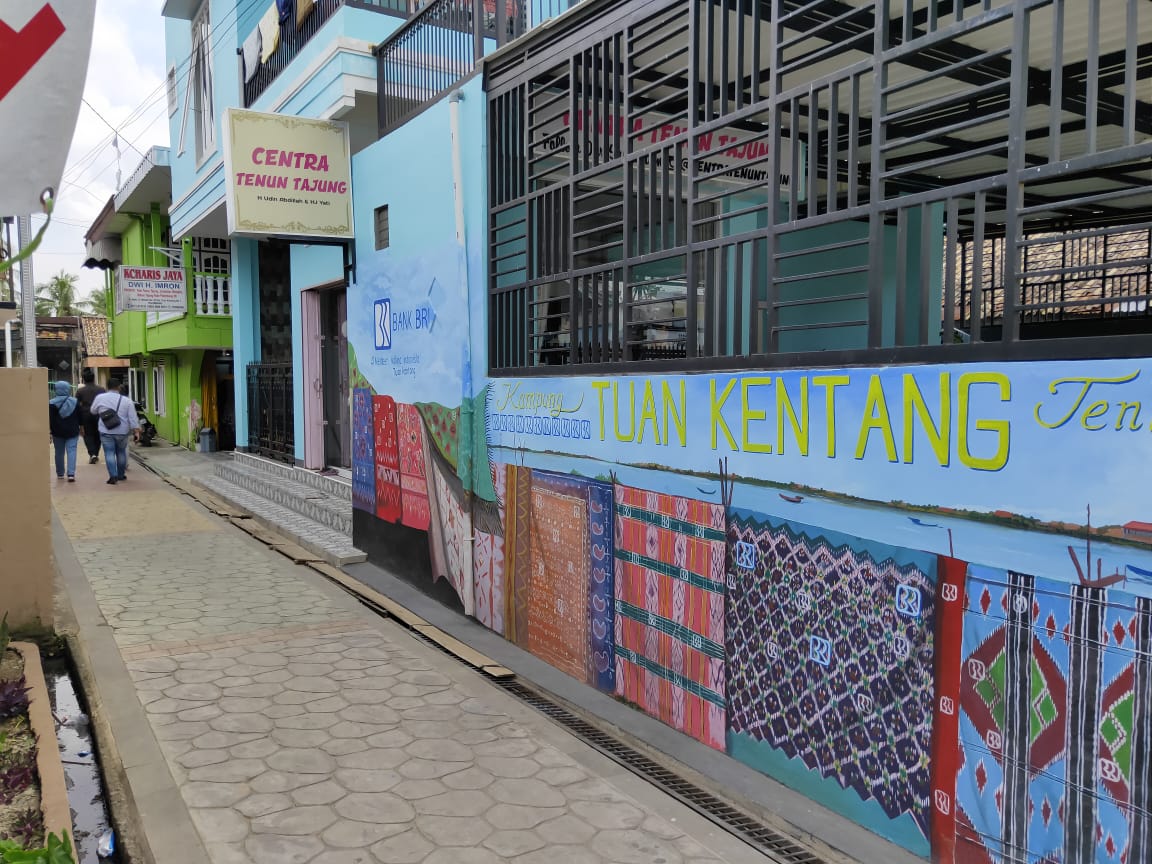 Terletak di tepi Sungai Ogan, Kampung Keteng Keteng menawarkan sensasi unik bagi para pengunjung.