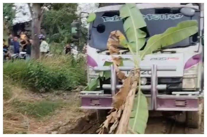 Emak-emak asal Jonggol, Kabupaten Bogor, menghadang truk pengangkut tanah merah di Sukamakmur.