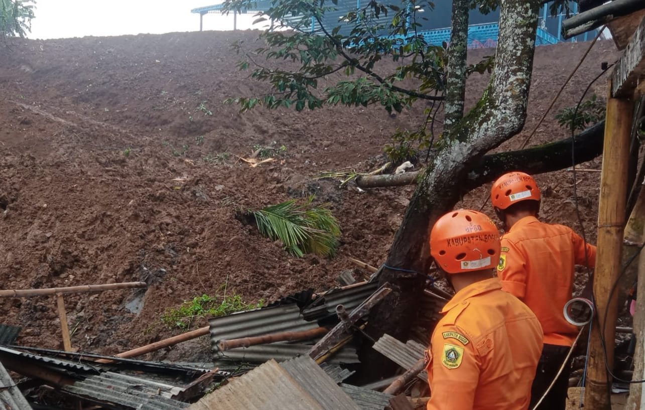 Rumah warga Kampung Rawa Bejo, Desa Cinagara, Kecamatan Caringin, Kabupaten Bogor, tertimpa reruntuhan longsor akibat aktivitas pembangunan perumahan, Senin (3/6/2024).
