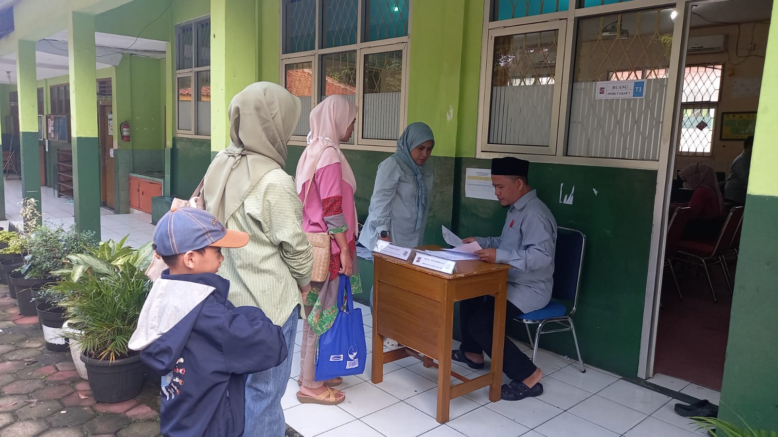 Orang tua siswa daftar PPDB di SDN Sukadamai 3, Kecamatan Tanah Sareal, Kota Bogor, Selasa (4/6/2024).
