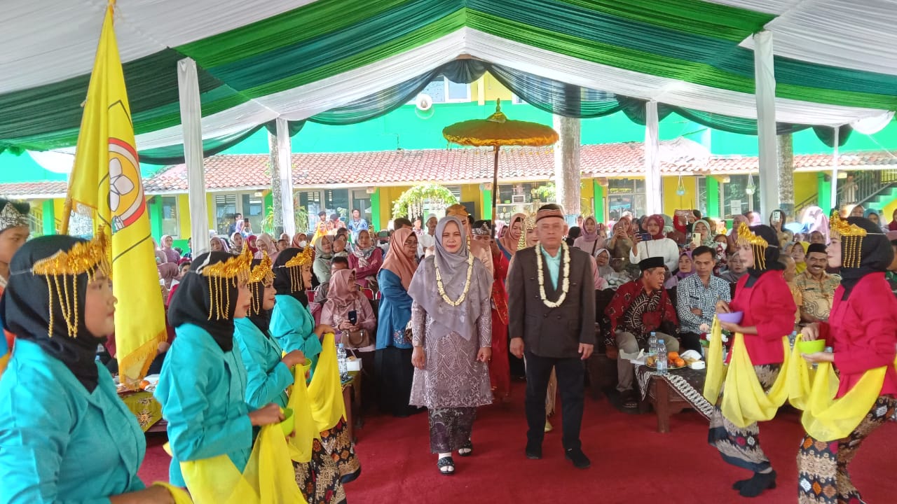 Susana upacara adat Sunda di SMPN 2 Rumpin Bogor dalam acara pelepasan siswanya Selasa (4/6/2024).