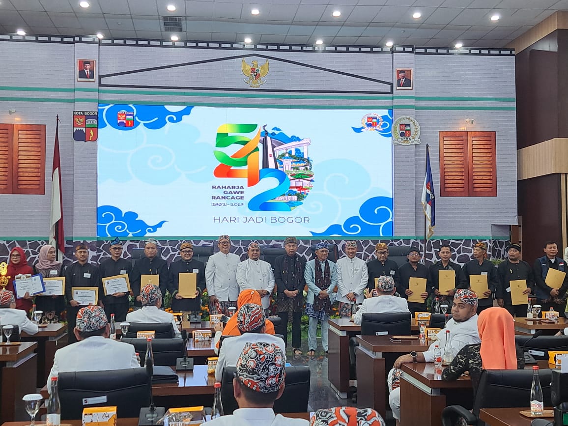 Penyerahan Penghargaan kepada 13 tokoh Bogor oleh Pemkot Bogor di Rapat Paripurna Istimewa memeringati Hari Jadi Bogor (HJB) ke-542 pada Senin (3/6/2024).