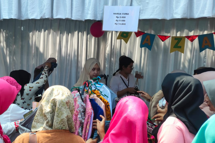 Gerai baju bekas murah di Kantor Kecamatan Cibungbulang, Bogor diserbu warga, Selasa (4/6/2024) siang.