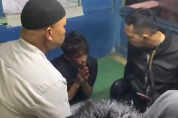 Kondisi sopir angkot yang babak belur dipukuli warga setelah menabrak sejumlah kendaraan di Jalan Dewi Sartika hingga Dadali Selasa (4/6/2024) malam.
