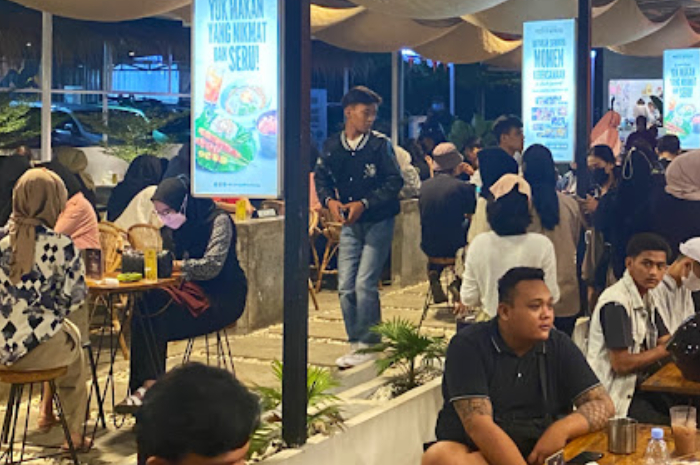 Angkringan Podo Seneng di Jalan Alternatif GOR Pemda No.140, Nanggewer, Cibinong, Kabupaten Bogor