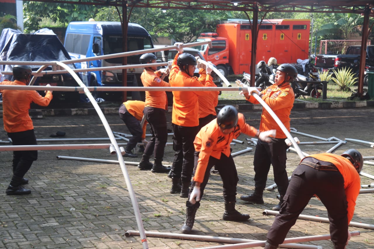Petugas BPBD Kabupaten Bogor ketika melakukan sosialisasi sekaligus mitigasi bencana musim kemarau.