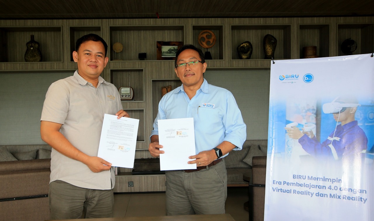 Presiden Direktur PT BISA Ruang Nuswantara (BIRU), Kristiyanto Widiyawan, bersama (kiri) Human Resources Manager Hotel Royal Tulip Gunung Geulis, Yogi Iswandi saat penandatanganan kerja sama.