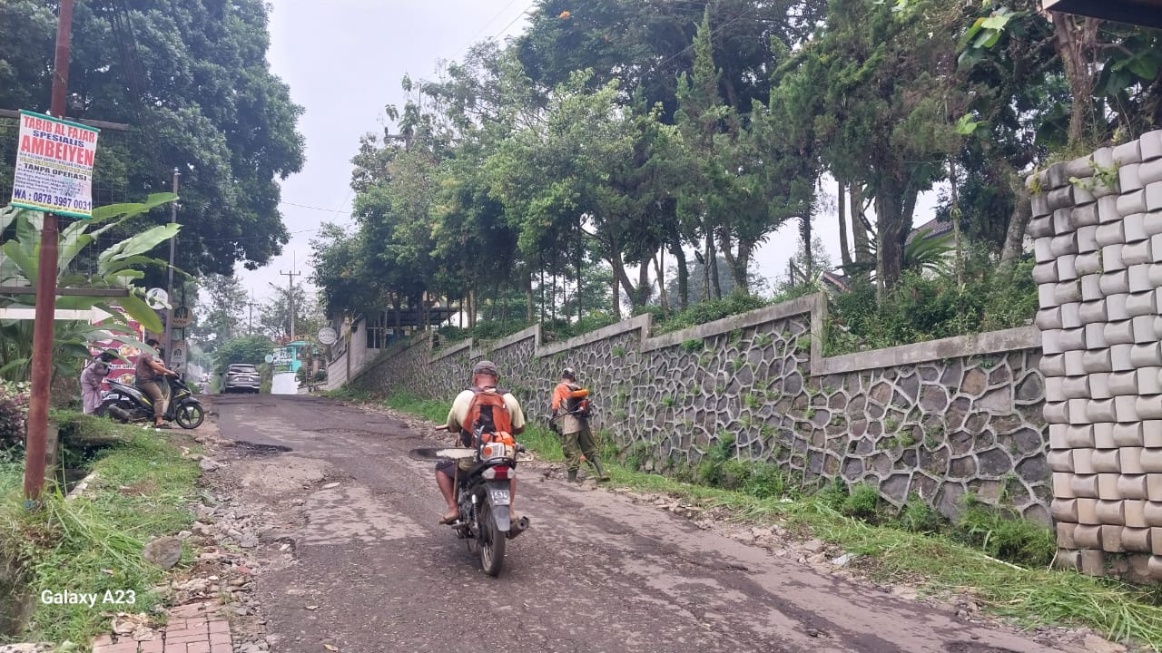 Tak kunjung diperbaiki, sejumlah warga dan pelaku usaha kompak turun ke jalan, gotong royong perbaiki Jalan Pancawati.