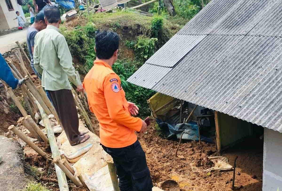 Dua rumah warga Desa Kiarasari, Kecamatan Sukajaya, Kabupaten Bogor, rusak berat akibat longsor.