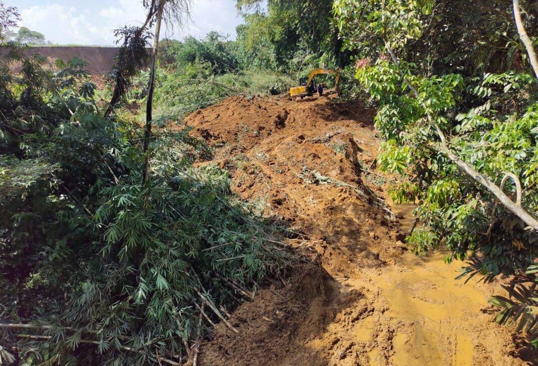 Longsor di Jalan PDAM, Kampung Ciburial, Desa Caringin, Kabupaten Bogor, berdampak terhadap mata air Tangkil Perumda Tirta Pakuan Kota Bogor.