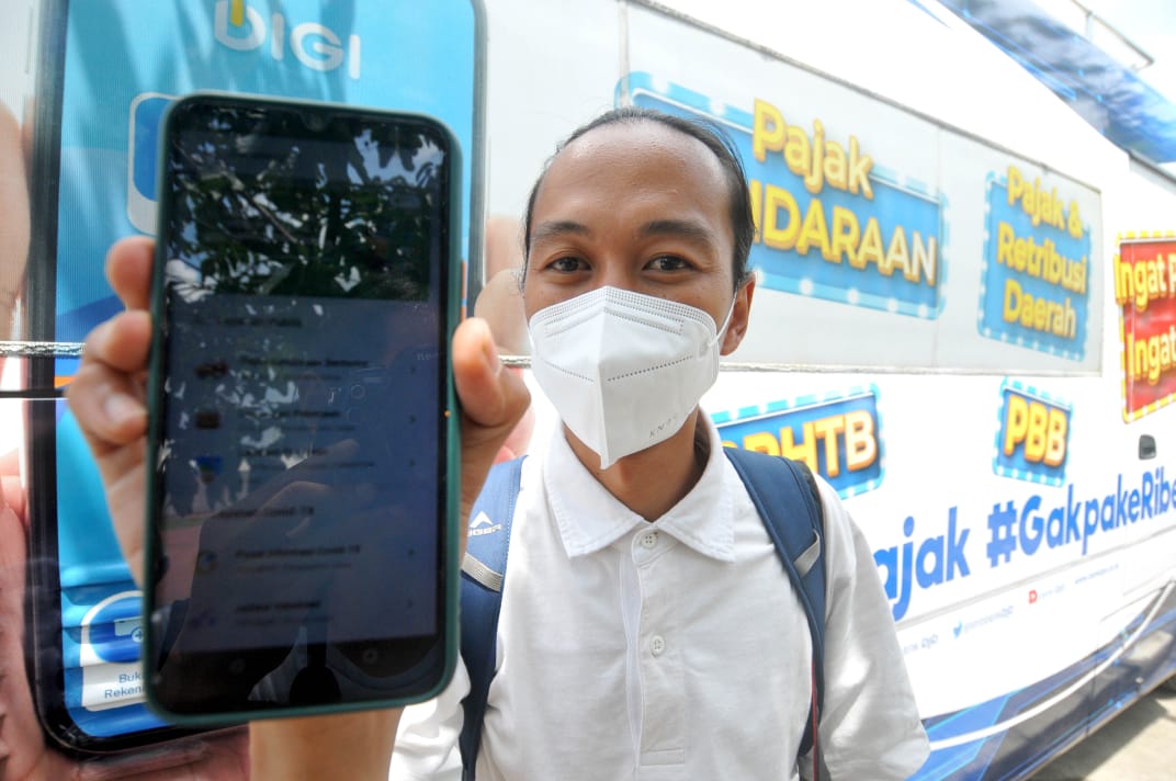 Warga menunjukan aplikasi pembayaran pajak daring. Peringati Hari Jadi Bogor, Pemerintah Kabupaten bebaskan denda pembayaran pajak bumi dan bangunan (PBB).