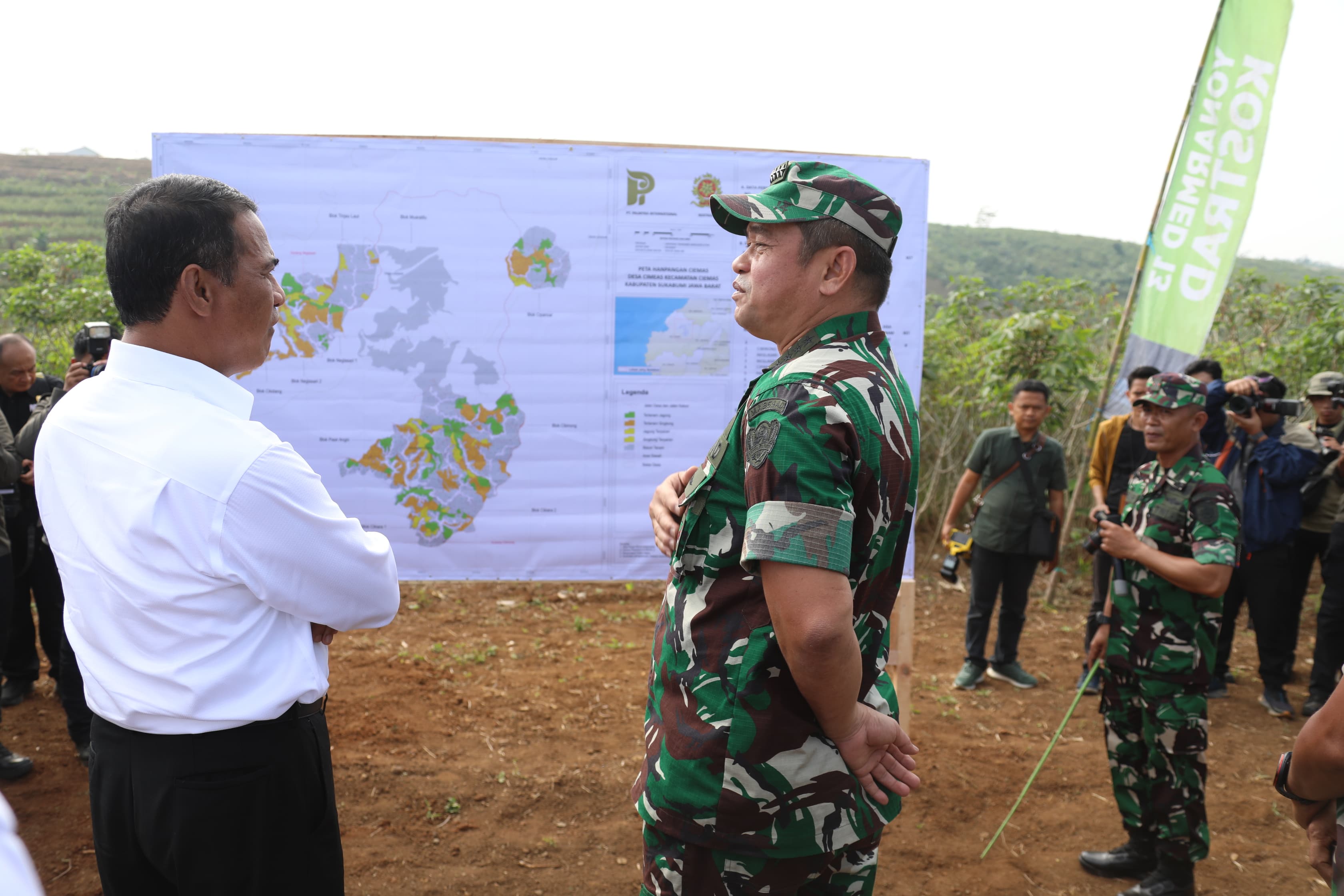 Mentan Andi Amran Sulaiman dan KSAD Jenderal TNI Maruli Simanjuntak, meninjau irigasi di Desa Mekarsakti, Kecamatan Ciemas, Kabupaten Sukabumi.