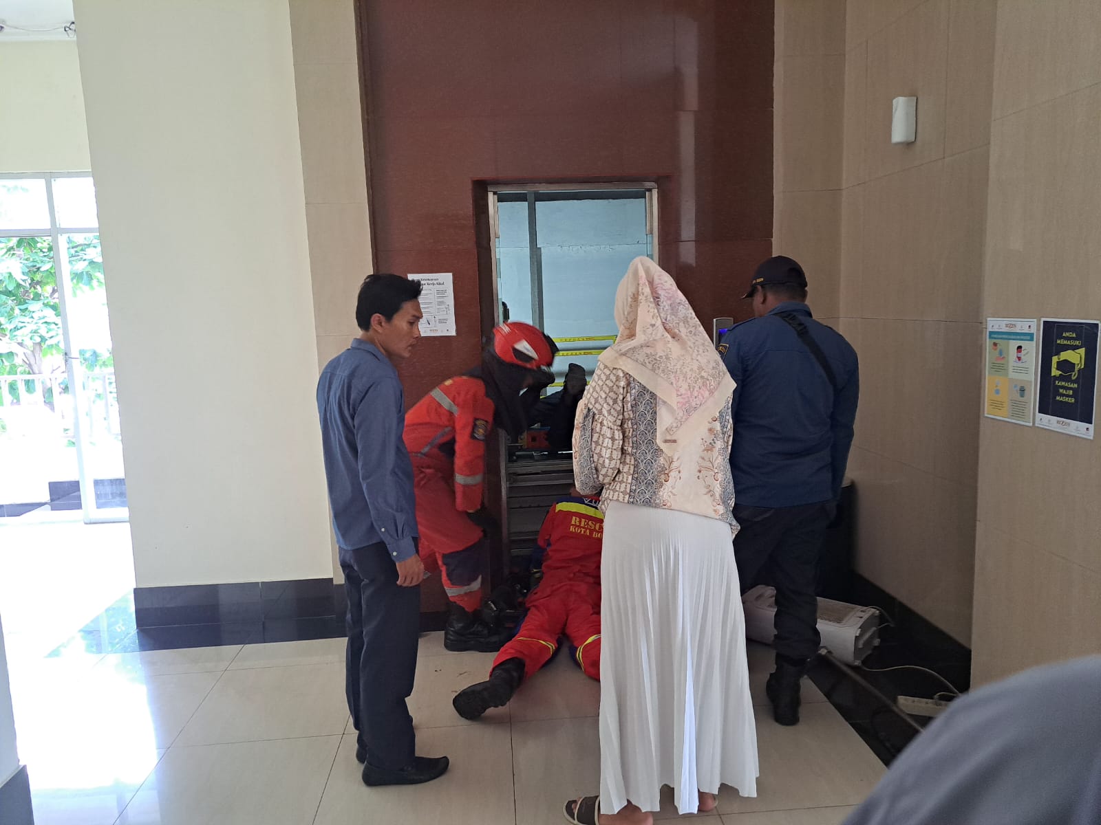 Petugas Damkar Bogor, berusaha mengevakuasi tamu hotel yang terjebak dalam lift.