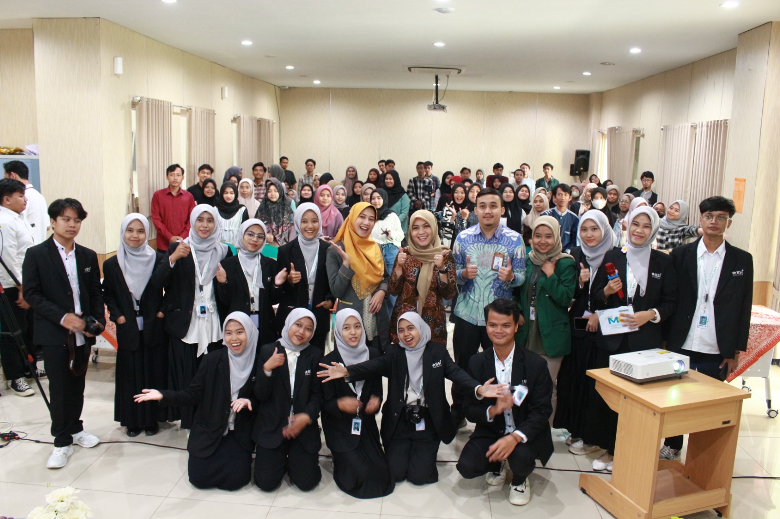 Sebanyak 5.195 mahasiswa dan pelajar mendapat beasiswa dari PT Bank Syariah Indonesia Tbk (BSI) melalui program beasiswa BSI Scholarship yang bekerjasama dengan BSI Maslahat.