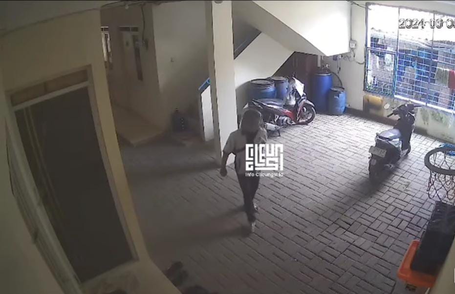Foto tangkapan layar video aksi pelaku curanmor yang mengambil motor di kosan wilayah Klapanunggal, Kabupaten Bogor, Rabu (5/6/2024).