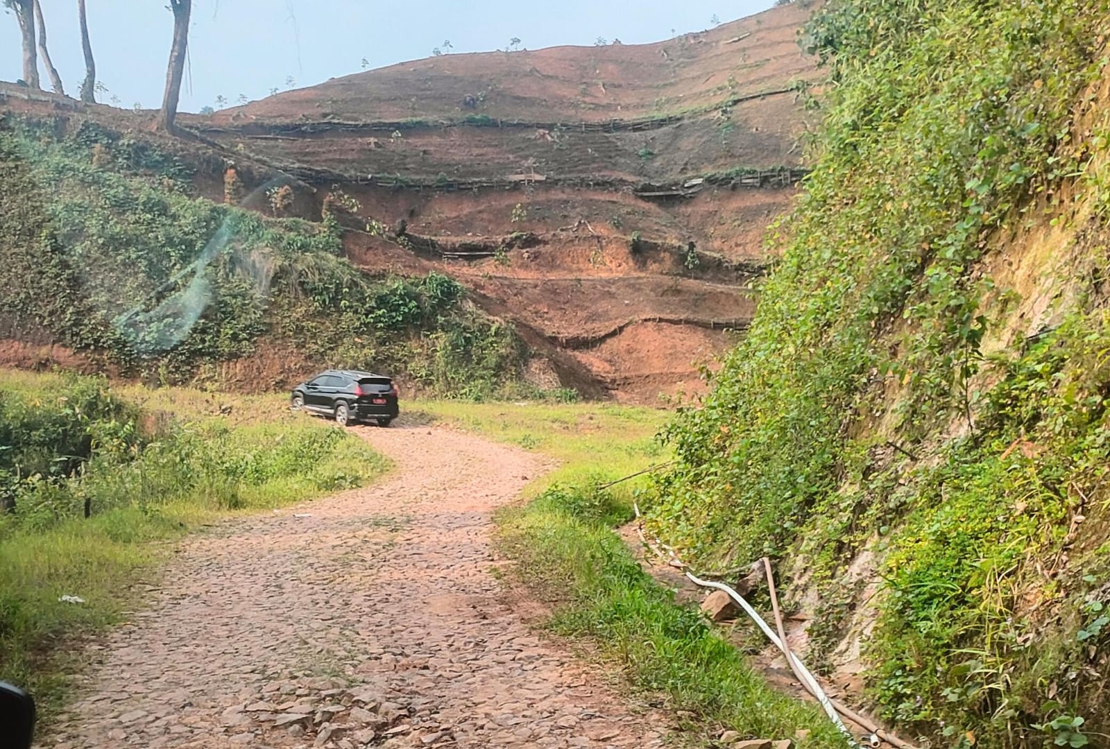 Satu-satunya akses jalan menuju Kkampung Ciguha, Kecamatan Nanggung, Kabupaten Bogor