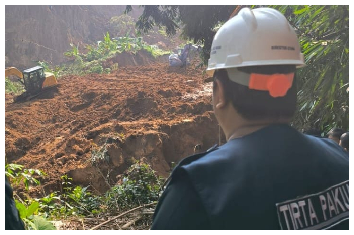 Dirut Perumda Tirta Pakuan, saat meninjau lokasi longsor di Kampung Ciburial, Desa Tangkil, Kecamatan Caringin, Kabupaten Bogor, Kamis (6/6/2024).