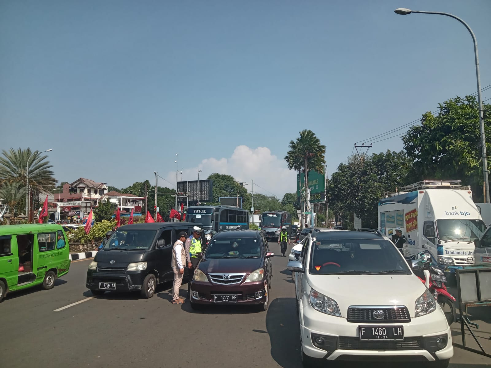 Petugas gabungan memeriksa pajak kendaraan di Simpang Gadog, Puncak pada Rabu (5/6/2024).