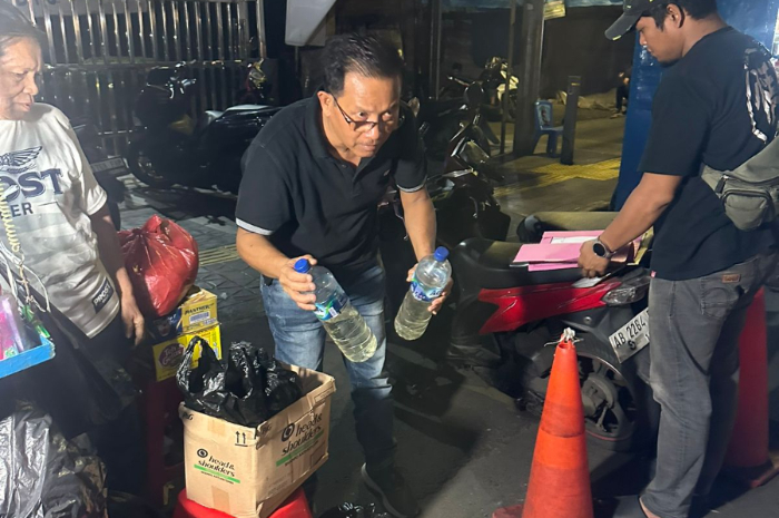 polisi menggeledah warung kelontong yang berjualan di sekitaran Alun-Alun Kota Bogor dan Jalan Dewi Sartika.