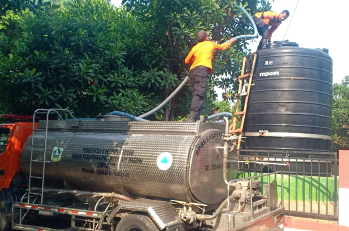 BPBD Kabupaten Bogor mendistribusikan air bersih ke warga di wilayah Kecamatan Jonggol, Jumat (7/6/2024).