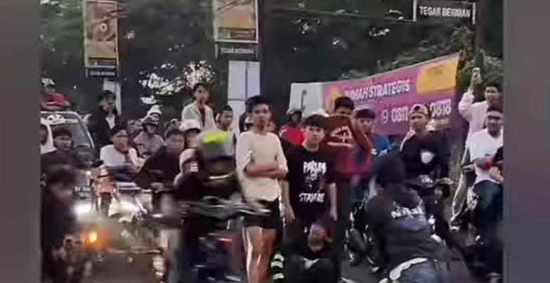 Tangkapan layar para pelaku balapan liar di Jalan Raya Parung-Lebak Wangi, Kabupaten Bogor, Jumat (7/6/2024) pagi.