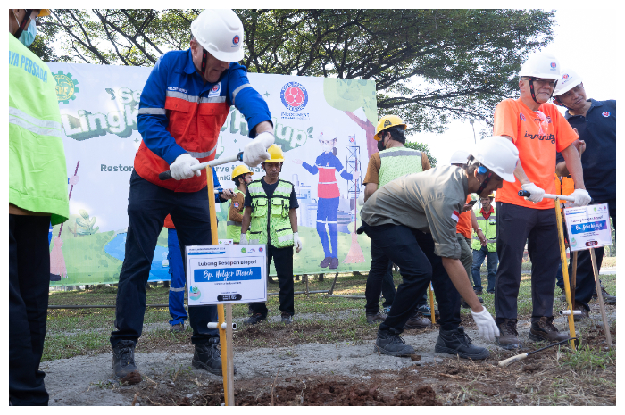 Pembuatan lubang biopori di Kompleks Pabrik Citeureup, yang dihadiri Kepala Dinas Lingkungan Hidup Kabupaten Bogor, Direktur Indocement Antonius Marcos dan Holger M&oslash;rch beserta karyawan Indocement.
