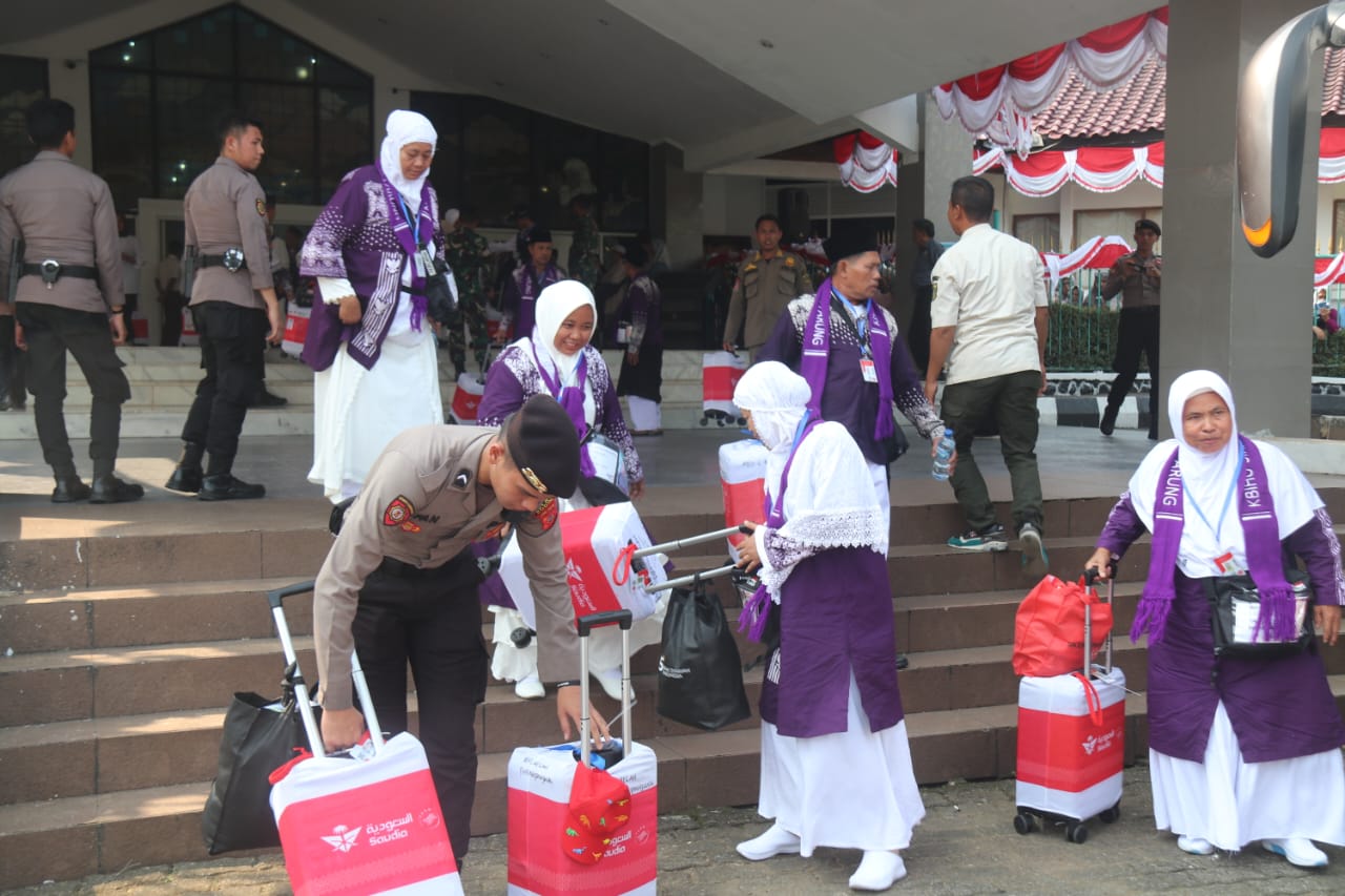 Sejumlah jemaah haji Kabupaten Bogor saat diberangkatkan di Gedung Tegar Beriman, Cibinong. Pemkab Bogor telah berangkatkan sebanyak 3.531 jemaah haji.