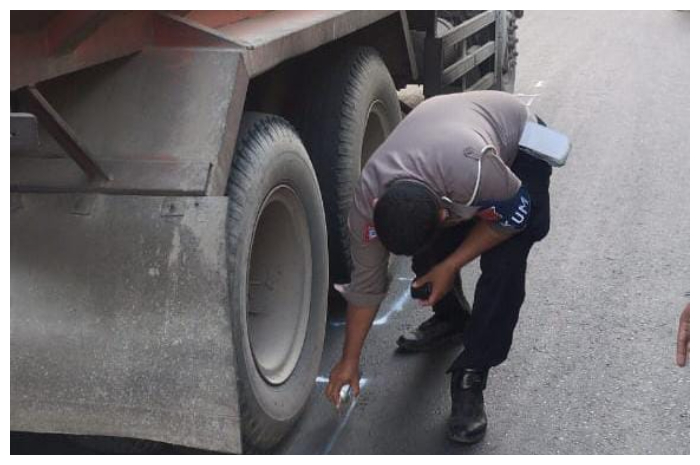 Petugas melakukan Olah TKP kecelakaan di Jalan Raya Cileungsi-Jonggol, Kabupaten Bogor, yang menewaskan penumpang motor.