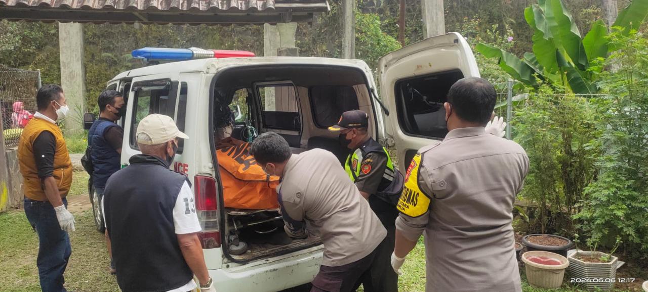 Petugas mengevakuasi jasad seorang pria yang ditemukan meninggal dunia dalam villa di Desa Tugu Utara, Kecamatan Cisarua.