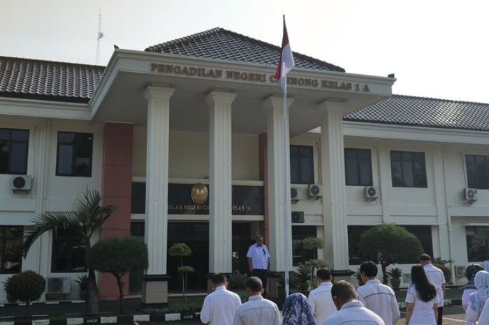 Seluruh petugas mengadakan apel pagi bertempat di halaman Pengadilan Negeri Cibinong.