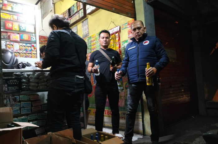 Operasi Miras yang dilakukan Sat Narkoba Polresta Bogor Kota di kawasan BNR Kecamatan Bogor Selatan Kamis (6/6/2024) malam.