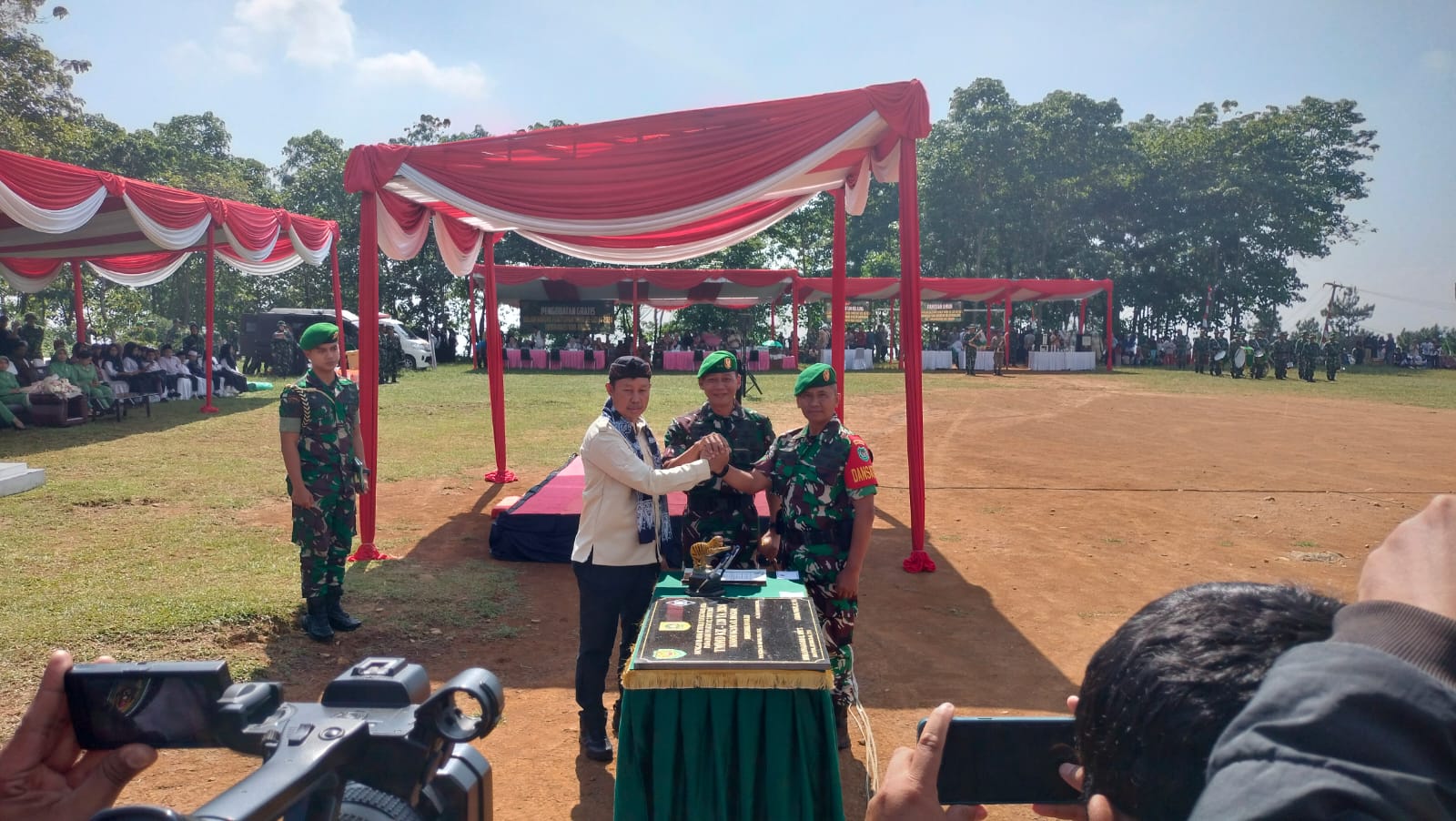 Pangdam Siliwangi III Mayjen Mohamad Fadjar didampingi Pj Bupati Bogor Asmawa Tosepu ketika melakukan penandatangan sekaligus penutupan TMMD ke 120 TA 2024, berlokasi di wilayah Kecamatan Sukamakmur.