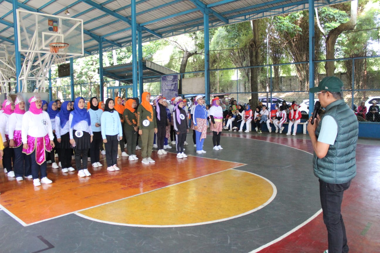 Ketua KORMI Kota Bogor, Zaenul Mutaqin berbicara di hadapan peserta senam di GOR Pajajaran, Sabtu (8/6/2024) pagi. (Humas KORMI Kota Bogor)