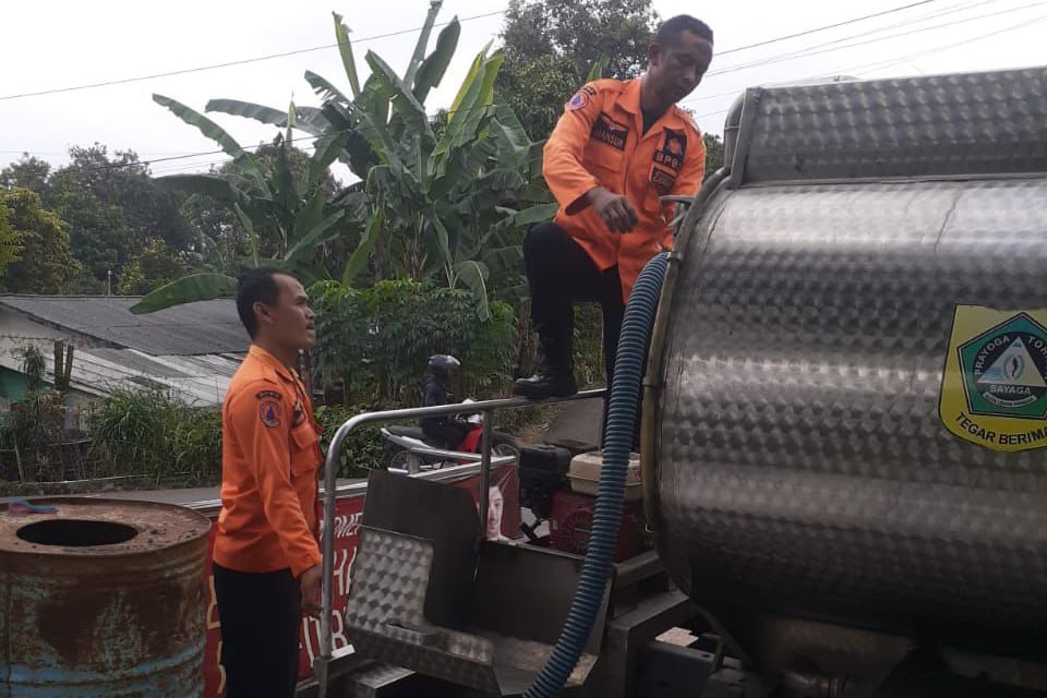 ILUSTRASI: BPBD Kabupaten Bogor mendistribusikan bantuan air bersih ke sejumlah wilayah terdampak krisis air bersih.