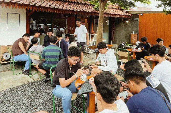 Roemah Ons Uns, sebuah cafe yang mengusung nuansa khas Jogja di Jalan Kresna Raya No 1 Bumi Indra Prasta, Bogor Utara, Kota Bogor.