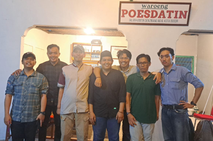 MENARIK : Waroeng Poesdatin memadukan konsep kafe modern dan nuansa tempo dulu.