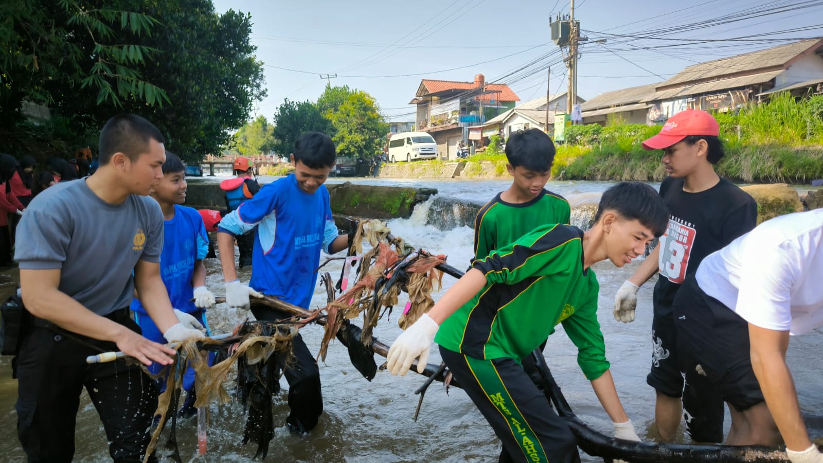Puluhan pelajar Kota bogor membersihkan Sungai Ciliwung dalam program SKCK Goes To School.