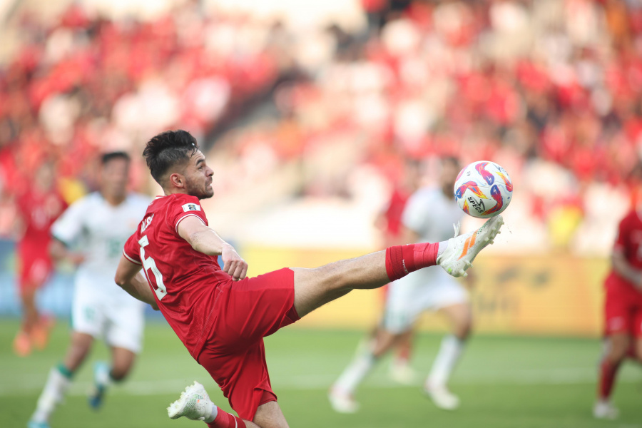 Bek andalan Timnas Indonesia Shayne Pattynama saat menghadapi Irak.