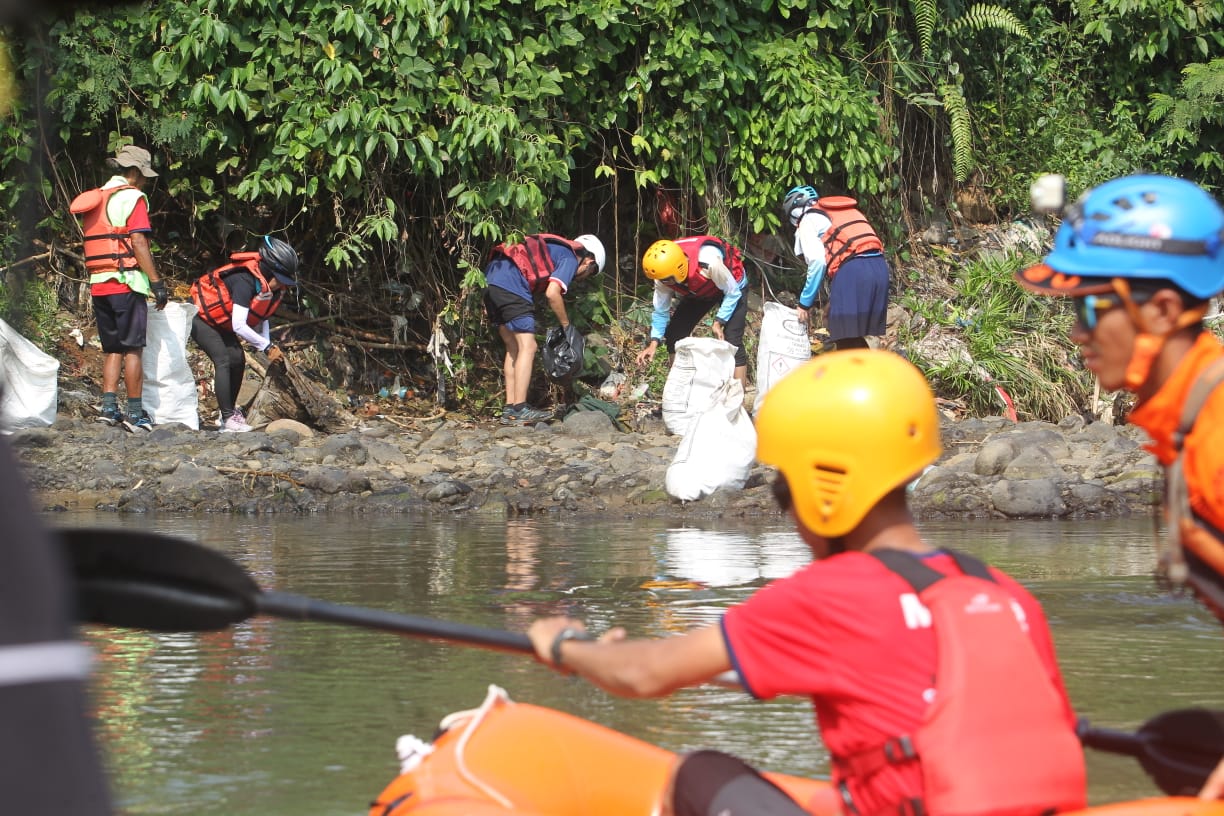 Sejumlah peserta memungut  sampah di  Sungai Ciliwung, Kelurahan Kedunghalang, Kota Bogor, Jawa Barat, Minggu (9/6/2024).