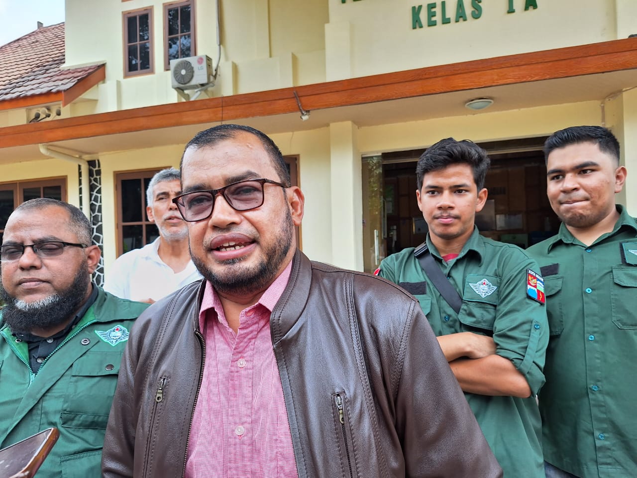 Kuasa hukum Al-Irsyad memberikan keterangan terkait perkara kasus masuk pekarangan tanpa izin di Sekolah At-Taufiq Bogor.