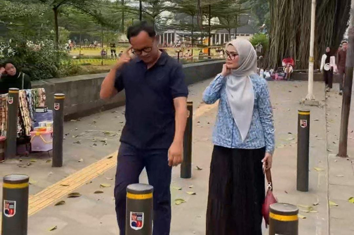 Bima Arya bersama istrinya, Yane Ardian tampak berkeliling Alun-alun Kota Bogor usai keluar dari Stasiun Bogor.