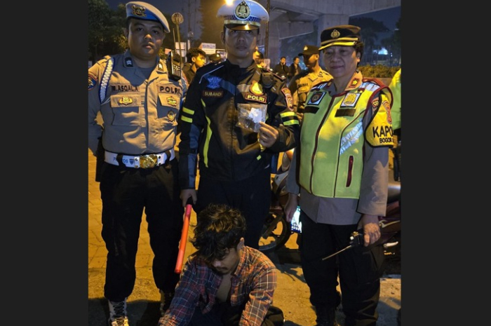 Seorang pemotor kedapatan membawa ganja saat terjaring razia knalpot brong di bilangan Sholeh Iskandar, Kecamatan Tanah Sareal pada Minggu (9/6/2024) malam.