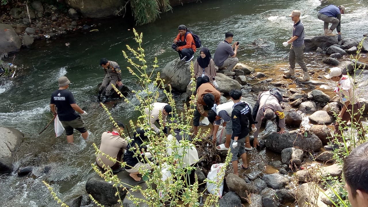 Pepeling Gerebek Runtah Sungai Ciliwung Bogor
