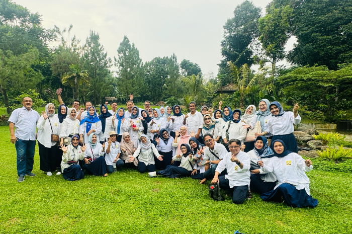 Reuni Alumni SMPN 1 Bogor Angkatan 84 di Villa Edwin Sirnagalih, Taman Sari, Kabupaten Bogor pada Minggu (9/6/2024).